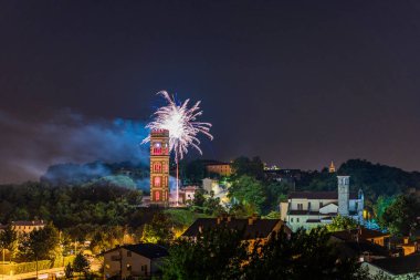 Renklerin patlaması. Havai fişekler. Cassacco, Friuli. İtalya