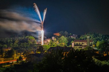 Renklerin patlaması. Havai fişekler. Cassacco, Friuli. İtalya
