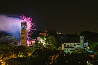 Renklerin patlaması. Havai fişekler. Cassacco, Friuli. İtalya