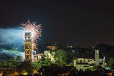 Renklerin patlaması. Havai fişekler. Cassacco, Friuli. İtalya