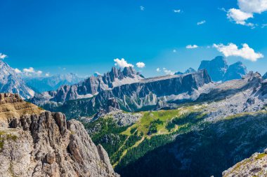 Tofane Tofana di Rozes 'in güzel manzarası Dolomitler, İtalya, Avrupa.