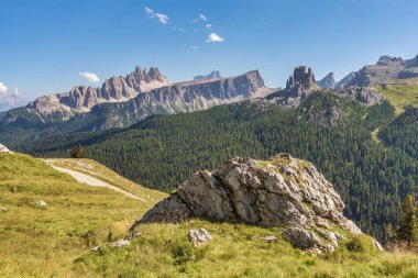 Tofane Tofana di Rozes 'in güzel manzarası Dolomitler, İtalya, Avrupa.