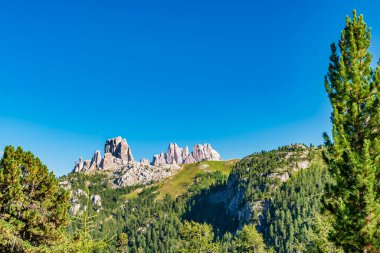 Tofane Tofana di Rozes 'in güzel manzarası Dolomitler, İtalya, Avrupa.