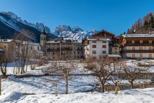 Forni Sopra Inverno Antico Villaggio Montagna Perla Delle Dolomiti Friulane — Foto Stock