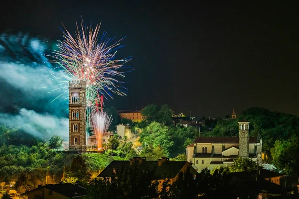 Renklerin patlaması. Havai fişekler. Cassacco, Friuli. İtalya