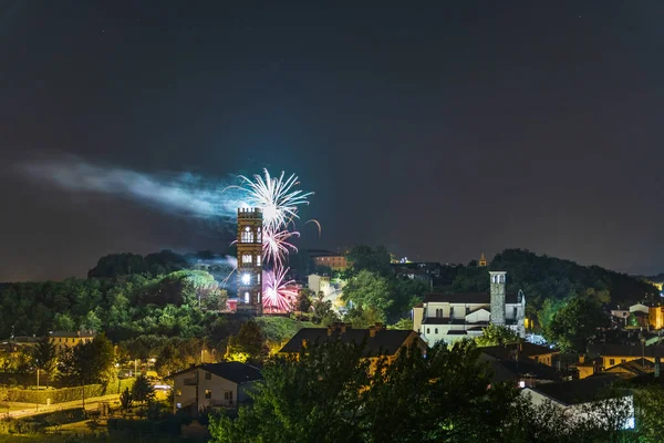 Renklerin patlaması. Havai fişekler. Cassacco, Friuli. İtalya