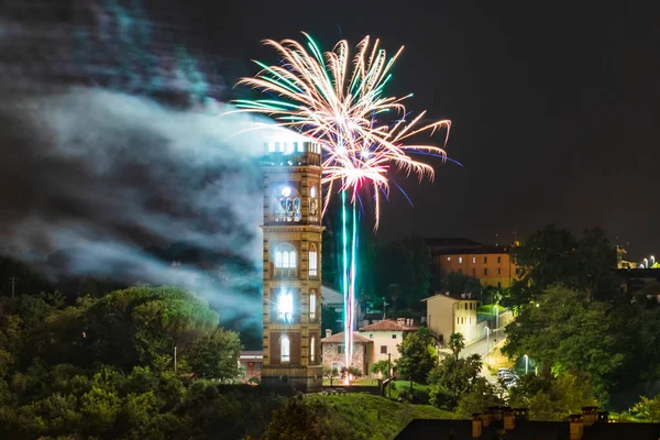 Renklerin patlaması. Havai fişekler. Cassacco, Friuli. İtalya