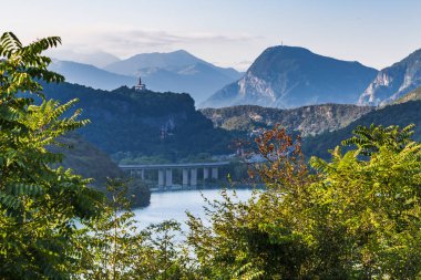 Güzel Lago di Cavazzo Alplerde