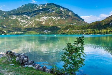 Güzel Lago di Cavazzo Alplerde