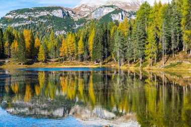 İtalya 'da Dolomite Apls ve Federa Gölü' ndeki Sonbahar Dağları manzarası
