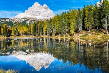 İtalya 'da Dolomite Apls ve Federa Gölü' ndeki Sonbahar Dağları manzarası