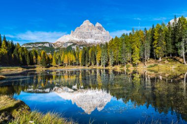 İtalya 'da Dolomite Apls ve Federa Gölü' ndeki Sonbahar Dağları manzarası