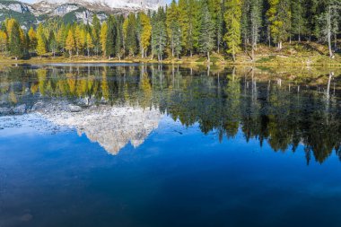 İtalya 'da Dolomite Apls ve Federa Gölü' ndeki Sonbahar Dağları manzarası