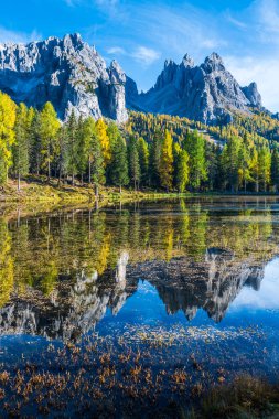 İtalya 'da Dolomite Apls ve Federa Gölü' ndeki Sonbahar Dağları manzarası