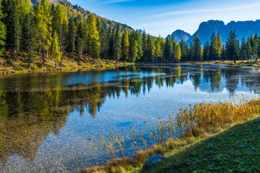İtalya 'da Dolomite Apls ve Federa Gölü' ndeki Sonbahar Dağları manzarası