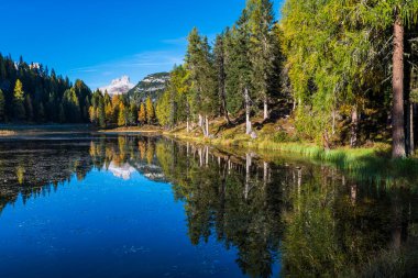 Antorno Gölü 'nde sonbahar renkleri. Dolomitleri sihirli bir şekilde gördüm. Lavaredo 'nun üç zirvesi
