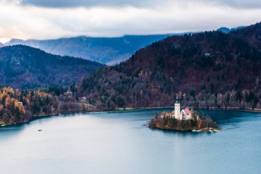 Güzel bir göl manzarası var. 
