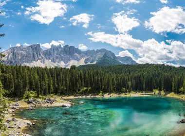 Renklerin patlaması. Carezza Gölü. Dolomitler. İtalya