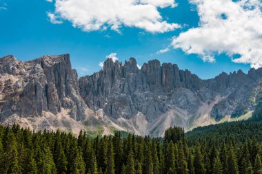 Renklerin patlaması. Carezza Gölü. Dolomitler. İtalya