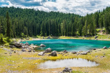 Renklerin patlaması. Carezza Gölü. Dolomitler. İtalya