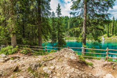 Renklerin patlaması. Carezza Gölü. Dolomitler. İtalya