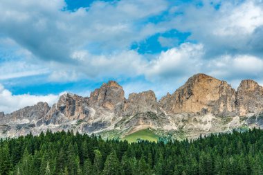 Renklerin patlaması. Carezza Gölü. Dolomitler. İtalya