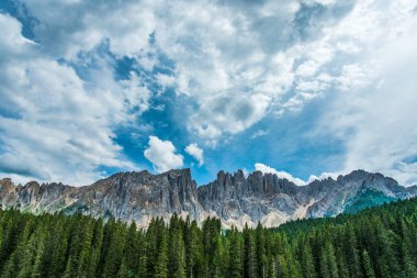 Renklerin patlaması. Carezza Gölü. Dolomitler. İtalya