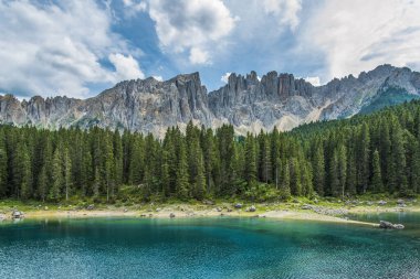 Renklerin patlaması. Carezza Gölü. Dolomitler. İtalya