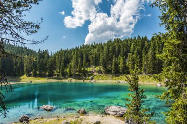 Renklerin patlaması. Carezza Gölü. Dolomitler. İtalya
