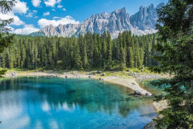 Renklerin patlaması. Carezza Gölü. Dolomitler. İtalya