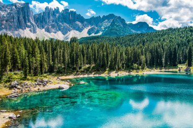 Renklerin patlaması. Carezza Gölü. Dolomitler. İtalya
