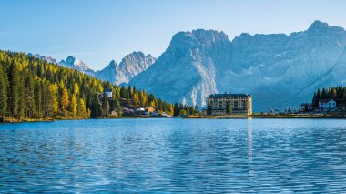 Misurina Gölü 'ne sihirli yansımalar. Dolomitler üzerinde gün batımı