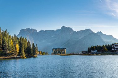 Misurina Gölü 'ne sihirli yansımalar. Dolomitler üzerinde gün batımı