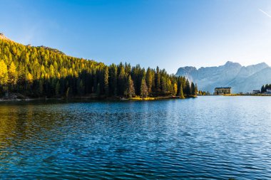 Misurina Gölü 'ne sihirli yansımalar. Dolomitler üzerinde gün batımı