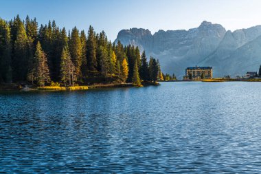 Misurina Gölü 'ne sihirli yansımalar. Dolomitler üzerinde gün batımı