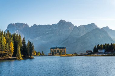Misurina Gölü 'ne sihirli yansımalar. Dolomitler üzerinde gün batımı