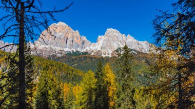 Dolomite Apls, Cortina D 'Ampezzo, İtalya' daki Sonbahar Dağları manzarası