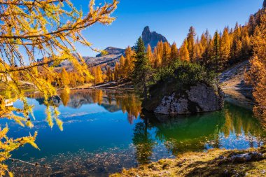 İtalya 'da Dolomite Apls ve Federa Gölü' ndeki Sonbahar Dağları manzarası