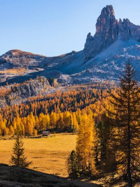 Dolomite Apls, Cortina D 'Ampezzo, İtalya' daki Sonbahar Dağları manzarası