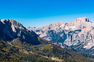 Dolomite Apls, Cortina D 'Ampezzo, İtalya' daki Sonbahar Dağları manzarası