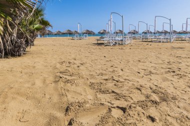 İtalya 'da kumsal ve mavi denizin manzarası.