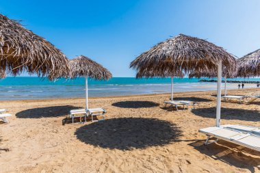 İtalya 'da kumsal ve mavi denizin manzarası.