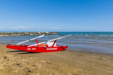 İtalya 'da kumsal ve mavi denizin manzarası.