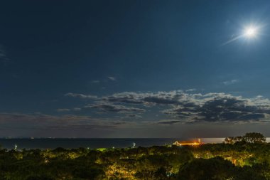 Lignano Pineta dall 'Alto, İtalya - 5 Ağustos 2019: Şehrin güzel manzarası