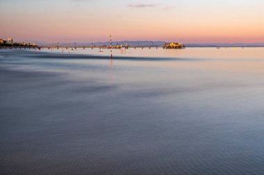 Denizin üzerinde gün batımı