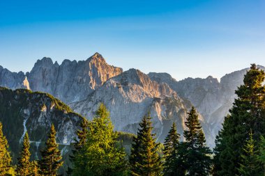 Zirvede gün batımı. Lussari Dağı, gün batımına doğru son ışıklar. İtalya