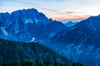 Zirvede gün batımı. Lussari Dağı, gün batımına doğru son ışıklar. İtalya