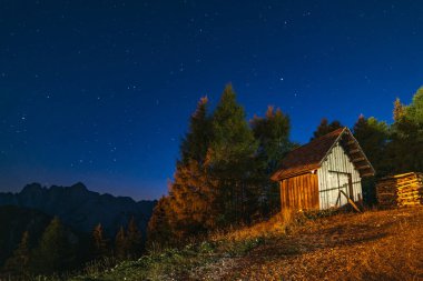 Dağların güzel gece manzarası
