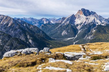 Dolomite dağlarının güzel manzarası 