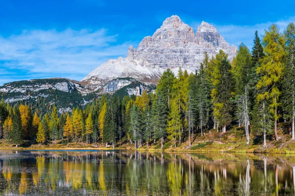 İtalya 'da Dolomite Apls ve Federa Gölü' ndeki Sonbahar Dağları manzarası